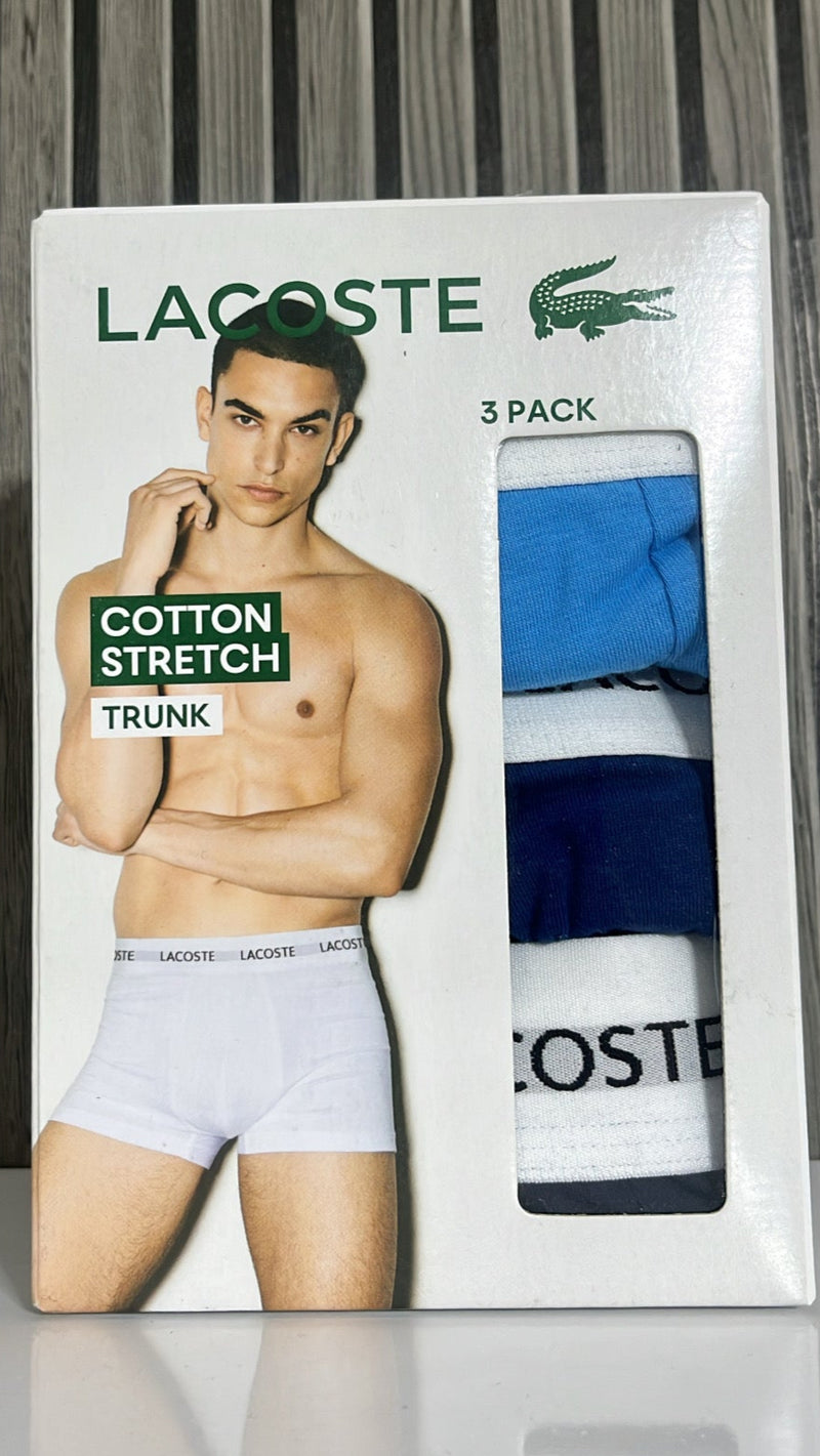 PACK COM TRÊS CUECAS LACOSTE TRUNK EM ALGODÃO COM ELASTANO E LOGO NO CÓS