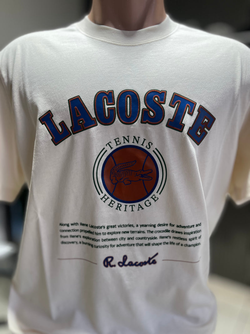 CAMISETA LACOSTE ESTAMPADA TENNIS HERITAGE