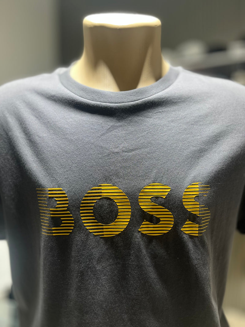 CAMISETA COM ESTAMPA BOSS EM ALTO RELEVO EMBORRACHADO