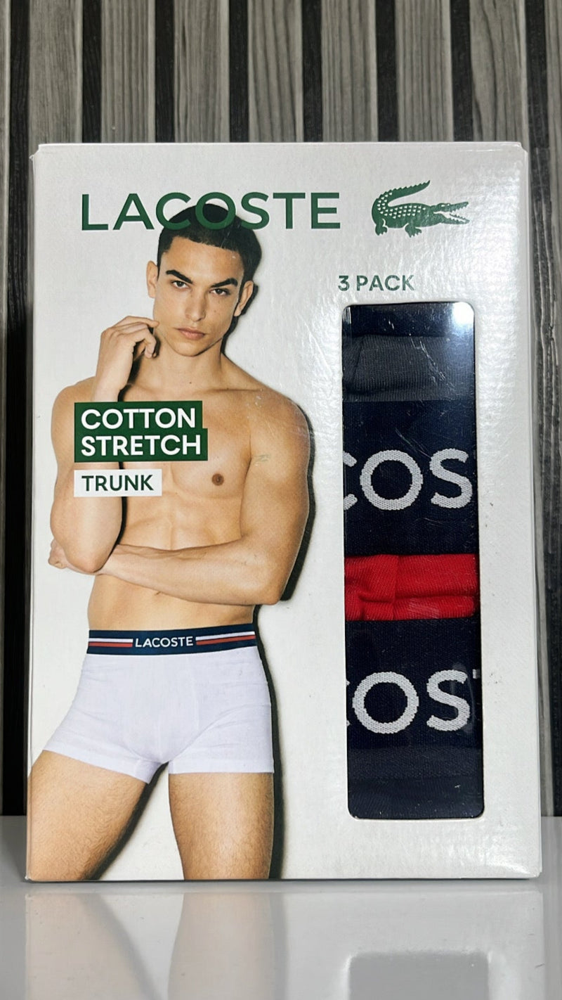 PACK COM TRÊS CUECAS LACOSTE TRUNK EM ALGODÃO COM ELASTANO E LOGO NO CÓS