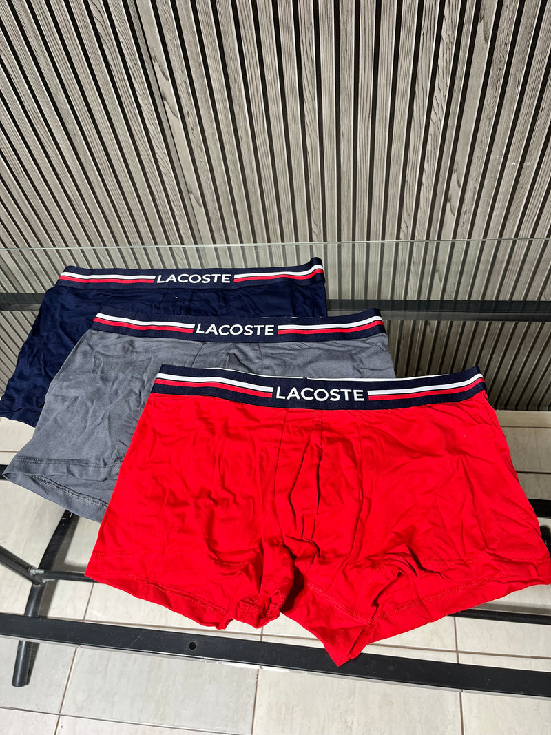 PACK COM TRÊS CUECAS LACOSTE TRUNK EM ALGODÃO COM ELASTANO E LOGO NO CÓS