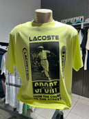 CAMISETA LACOSTE RELAXED FIT COM ESTAMPA DE RENE