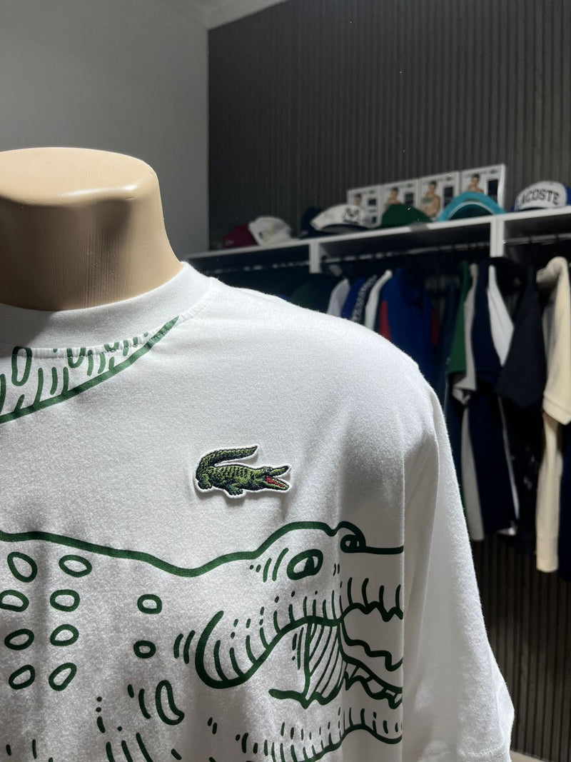 CAMISETA LACOSTE COM ESTAMPA DE CROCODILO